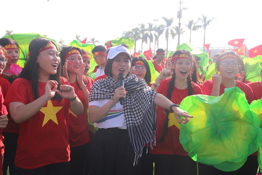 MC Hoàng Linh dẫn chương trình tại đầu cầu Nghệ An MC Hoàng Linh dẫn chương trình tại đầu cầu Nghệ An