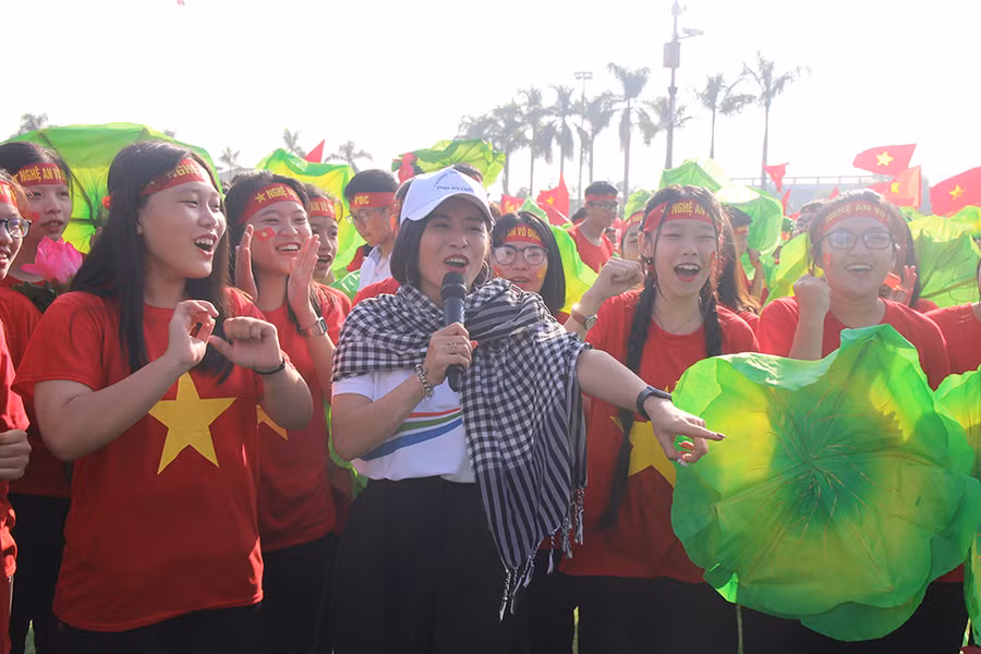 MC Hoàng Linh dẫn chương trình tại đầu cầu Nghệ An