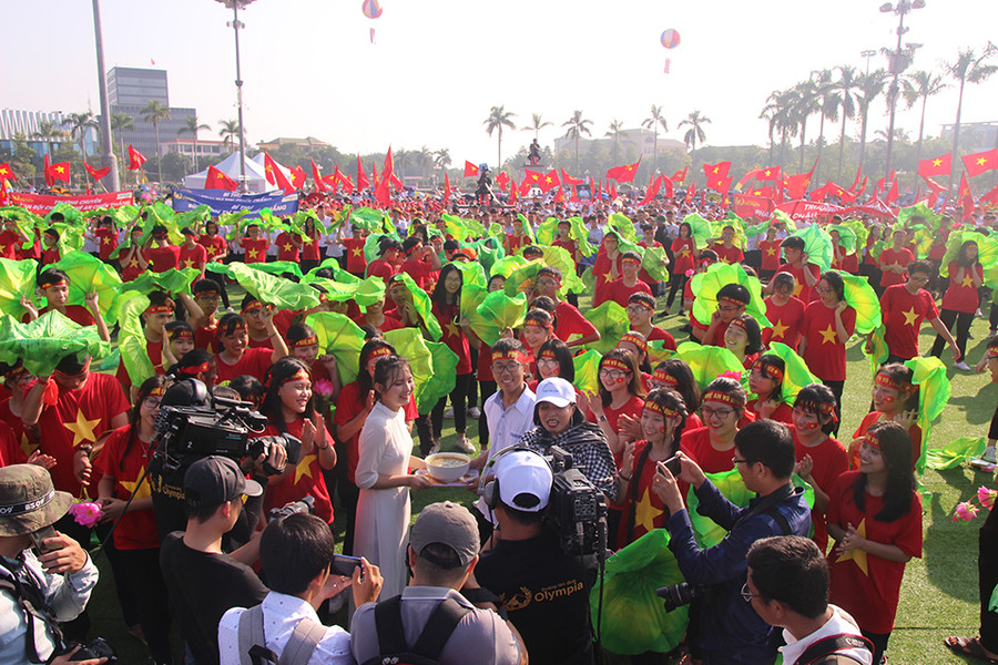 Mọi người dành sự bất ngờ cho Trần Thế Trung với một bát cháo lươn "siêu to" Mọi người dành sự bất ngờ cho Trần Thế Trung với một bát cháo lươn "siêu to"