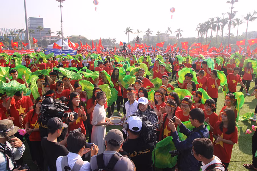 Mọi người dành sự bất ngờ cho Trần Thế Trung với một bát cháo lươn "siêu to"