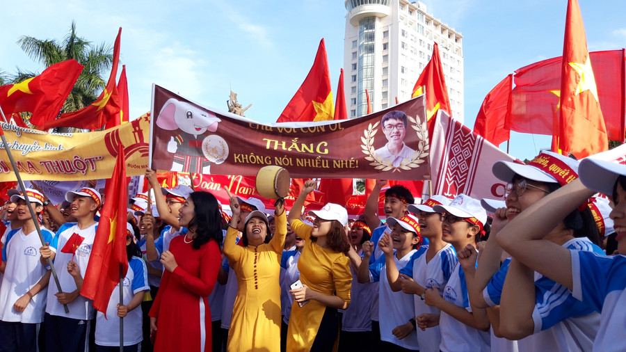 Những băng rôn khẩu hiệu tung bay dưới nắng Tây Nguyên.