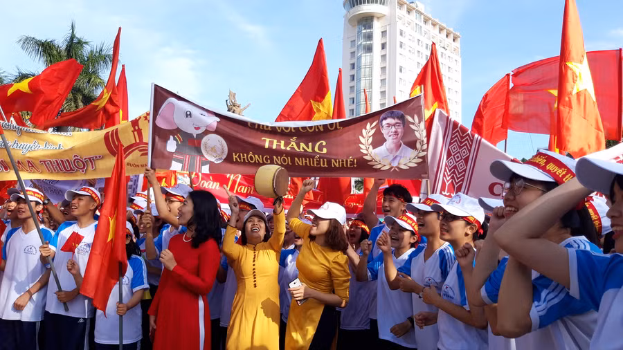 Những băng rôn khẩu hiệu tung bay dưới nắng Tây Nguyên.