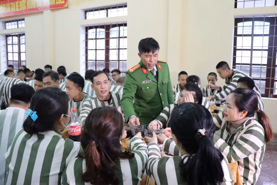 Cán bộ Trại tạm giam chúc mừng các phạm nhân. Ảnh: Hồ Lài.