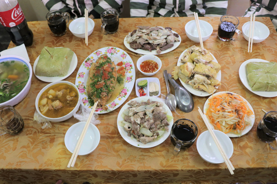 Bữa cơm tất niên với đầy đủ các món đặc trưng ngày tết. Trong những ngày Tết Quý Mão, khẩu phần ăn của phạm nhân cũng được tăng gấp 5 lần. Ảnh: Hồ Lài.