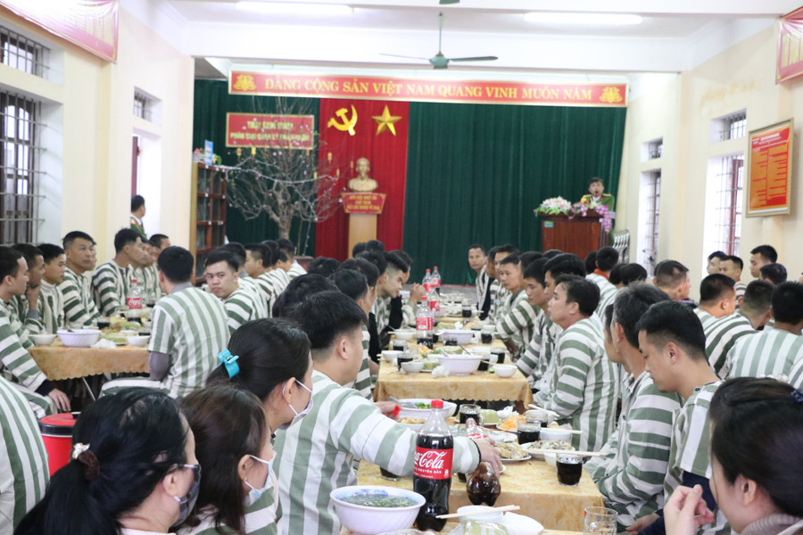 Trong bữa cơm tất niên đặc biệt, cán bộ quản giáo tại Trại tạm giam Công an tỉnh Nghệ An gửi lời chúc tết và động viên phạm nhân chấp hành nội quy trại giam để được hưởng chính sách khoan hồng của Đảng, Nhà nước. Ảnh: Hồ Lài.