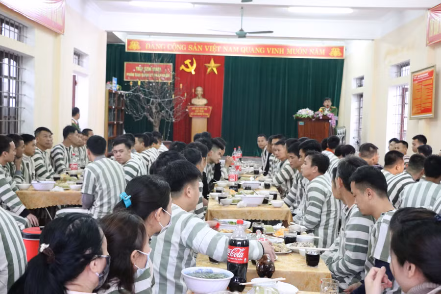 Trong bữa cơm tất niên đặc biệt, cán bộ quản giáo tại Trại tạm giam Công an tỉnh Nghệ An gửi lời chúc tết và động viên phạm nhân chấp hành nội quy trại giam để được hưởng chính sách khoan hồng của Đảng, Nhà nước. Ảnh: Hồ Lài.