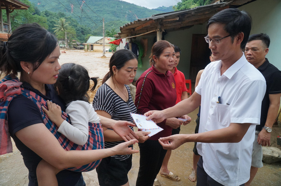 Trước mắt, lãnh đạo ngành giáo dục mới chỉ tiếp cận được 5 gia đình giáo viên bị lũ cuốn hoàn toàn nhà cửa, tài sản. Đại diện Sở GD&ĐT động viên và trao quà hỗ trợ trước mắt để giáo viên có thêm động lực vượt qua khó khăn. Trước mắt, lãnh đạo ngành giáo dục mới chỉ tiếp cận được 5 gia đình giáo viên bị lũ cuốn hoàn toàn nhà cửa, tài sản. Đại diện Sở GD&ĐT động viên và trao quà hỗ trợ trước mắt để giáo viên có thêm động lực vượt qua khó khăn.