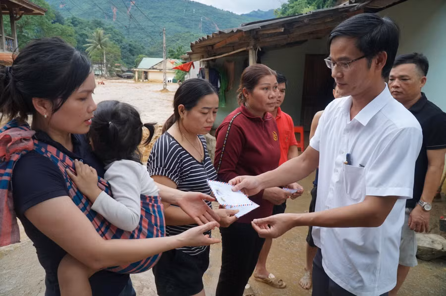 Trước mắt, lãnh đạo ngành giáo dục mới chỉ tiếp cận được 5 gia đình giáo viên bị lũ cuốn hoàn toàn nhà cửa, tài sản. Đại diện Sở GD&amp;ĐT động viên và trao quà hỗ trợ trước mắt để giáo viên có thêm động lực vượt qua khó khăn.