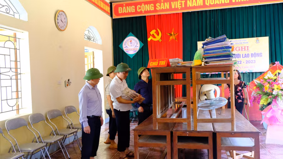 Giám đốc Sở GD&amp;ĐT chia sẻ với khó khăn và động viên các trường học tranh thủ thời tiết nắng ráo để sớm dọn vệ sinh trường lớp, ổn định lại cơ sở vật chất để học sinh có thể đi học bình thường.