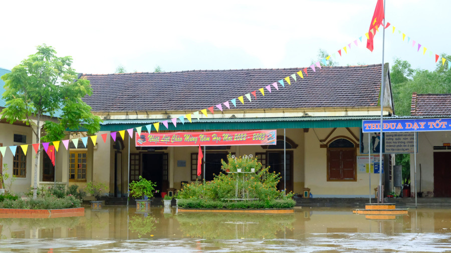 Thanh Chương là huyện có nhiều xã nằm ở vùng hạ lưu sông Lam và sông Giăng. Nước thượng nguồn đổ về khiến các trường học nằm ven sông, thấp trũng bị ngập sâu. Thanh Chương là huyện có nhiều xã nằm ở vùng hạ lưu sông Lam và sông Giăng. Nước thượng nguồn đổ về khiến các trường học nằm ven sông, thấp trũng bị ngập sâu.