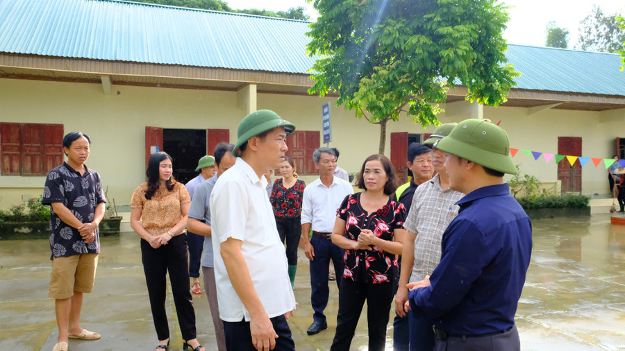 Lãnh đạo Sở GD&ĐT Nghệ An thăm hỏi, động viên giáo viên các trường học tại huyện Thanh Chương bị ảnh hưởng do bão lụt. Lãnh đạo Sở GD&ĐT Nghệ An thăm hỏi, động viên giáo viên các trường học tại huyện Thanh Chương bị ảnh hưởng do bão lụt.