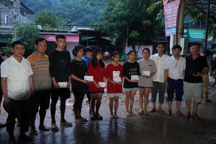 Ngành giáo dục hỗ trợ những em học sinh Trường THPT Kỳ Sơn đang ở trọ, bị lũ cuốn trôi hết tài sản, sách vở, quần áo... Ngành giáo dục hỗ trợ những em học sinh Trường THPT Kỳ Sơn đang ở trọ, bị lũ cuốn trôi hết tài sản, sách vở, quần áo...