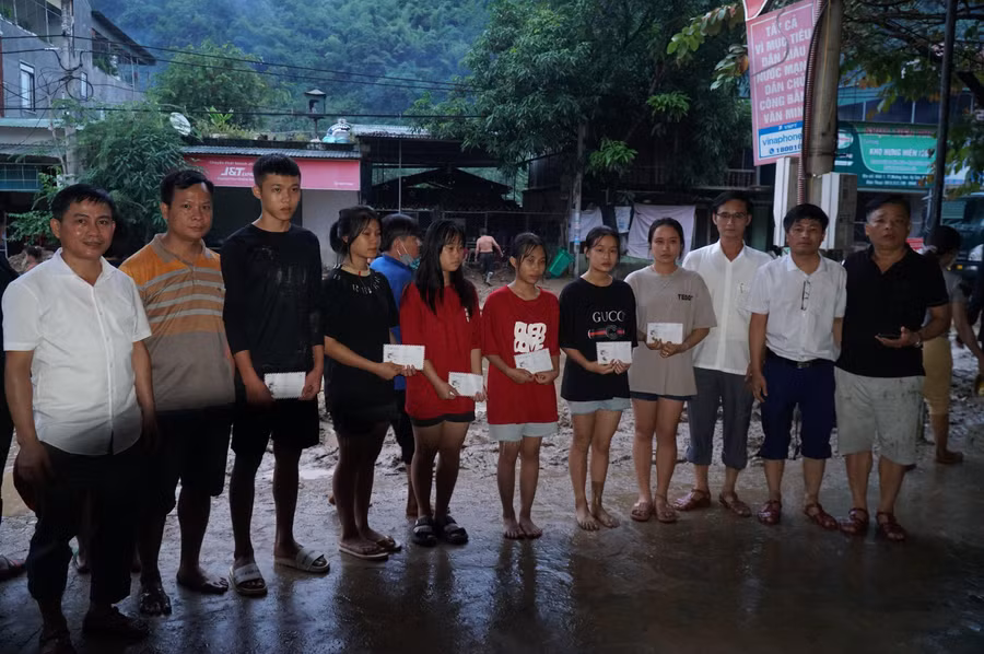 Ngành giáo dục hỗ trợ những em học sinh Trường THPT Kỳ Sơn đang ở trọ, bị lũ cuốn trôi hết tài sản, sách vở, quần áo...