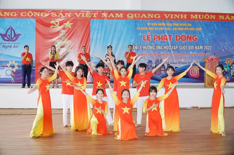 Lễ phát động hưởng ứng tuần lễ học tập suốt đời năm 2022 tỉnh Nghệ An được phát trực tiếp, có điểm cầu chính đặt tại Trường THPT Kỳ Sơn.