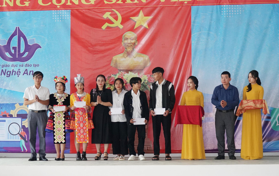 Trao quà của Hội khuyến học tỉnh Nghệ An cho học sinh khó khăn, vượt khó vươn lên trong học tập của huyện Kỳ Sơn.