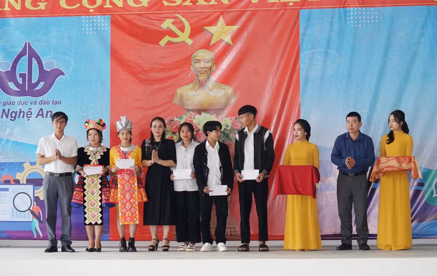 Trao quà của Hội khuyến học tỉnh Nghệ An cho học sinh khó khăn, vượt khó vươn lên trong học tập của huyện Kỳ Sơn.