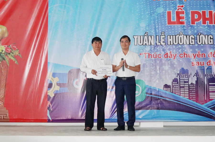 Ông Nguyễn Văn Khoa - Phó Giám đốc Sở GD&amp;ĐT Nghệ An trao quà của Bộ GD&amp;ĐT cho Trung tâm GDNN-GDTX huyện Kỳ Sơn.