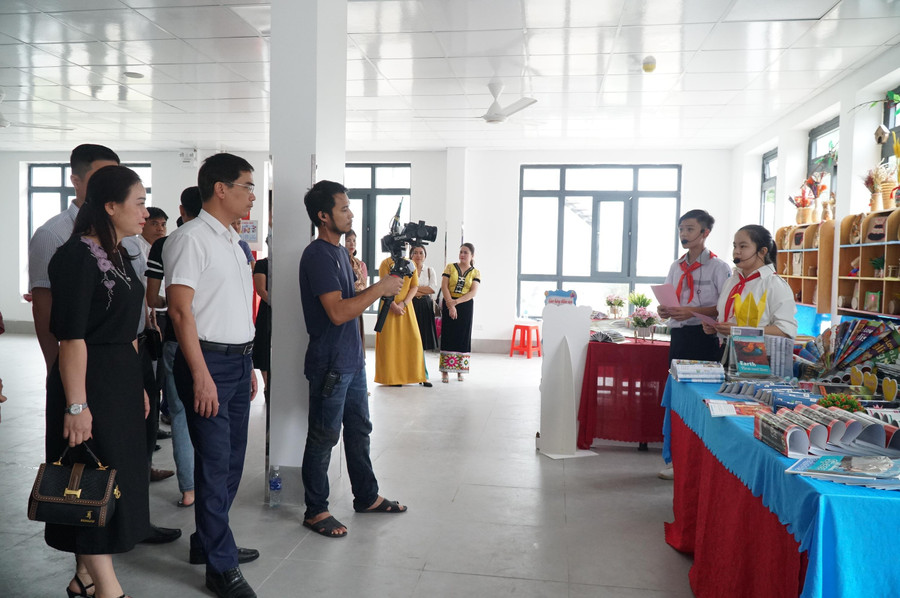 Lãnh đạo Sở GD&amp;ĐT tham quan gian hàng trưng bày sách và lắng nghe thuyết trình của các trường học trên địa bàn huyện Kỳ Sơn.