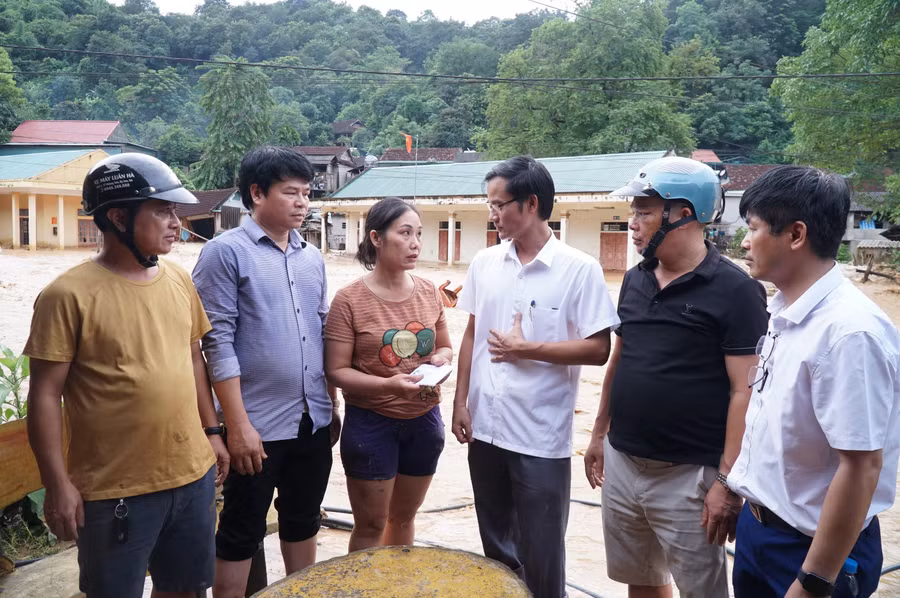 Chỉ sau mấy chục phút lũ ống về, nhiều giáo viên huyện biên giới Kỳ Sơn trắng tay, mất hết nhà cửa, tài sản.