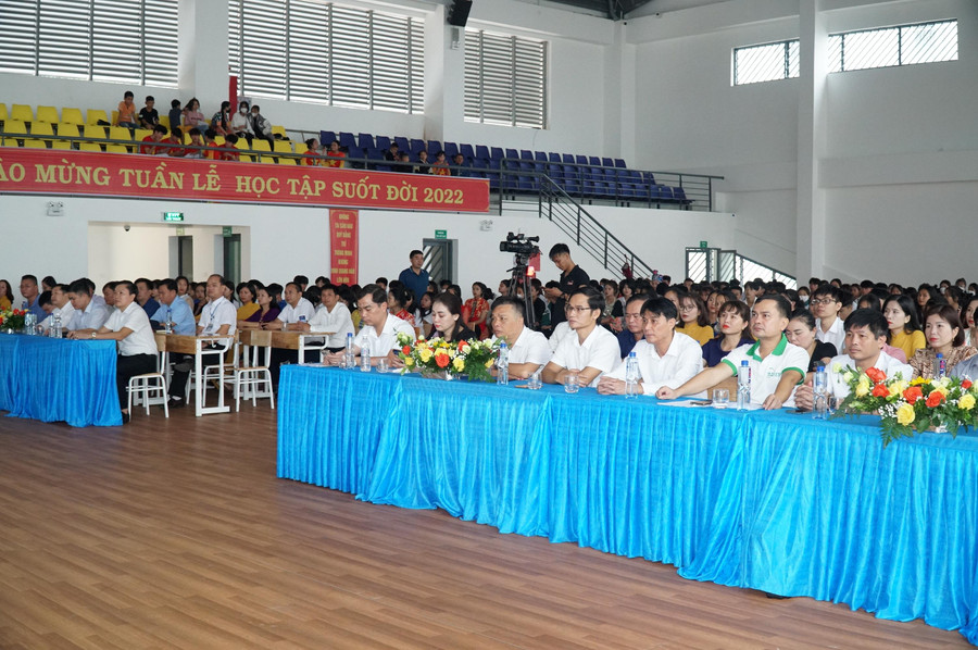 Các đại biểu dự lễ phát động hưởng ứng Tuần lễ học tập suốt đời năm 2022 tỉnh Nghệ An tại Trường THPT Kỳ Sơn.