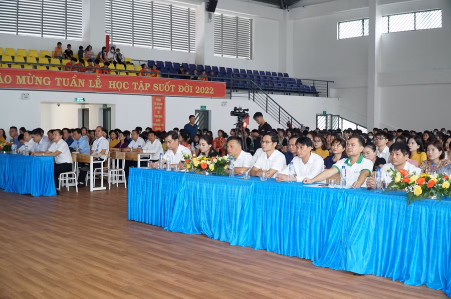 Các đại biểu dự lễ phát động hưởng ứng Tuần lễ học tập suốt đời năm 2022 tỉnh Nghệ An tại Trường THPT Kỳ Sơn.