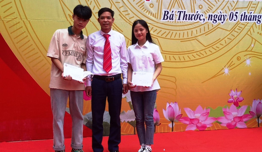 Thầy Trịnh Thanh Tâm và 2 em Hà Văn Phương, Hà Thị Lý (sinh viên năm thứ nhất ngành Sư phạm Lịch sử và Ngữ văn chất lượng cao, Trường ĐH Hồng Đức). Trong đó, em Hà Văn Phương đạt 10 điểm, em Hà Thị Lý đạt 9,5 điểm Sử, tại Kỳ thi tốt nghiệp THPT năm học 2022. Ảnh: NVCC.
