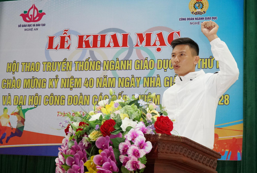 Đại diện vận động viên tuyên thệ tham gia thi đấu hết mình tại hội thao truyền thống ngành giáo dục. Đại diện vận động viên tuyên thệ tham gia thi đấu hết mình tại hội thao truyền thống ngành giáo dục.