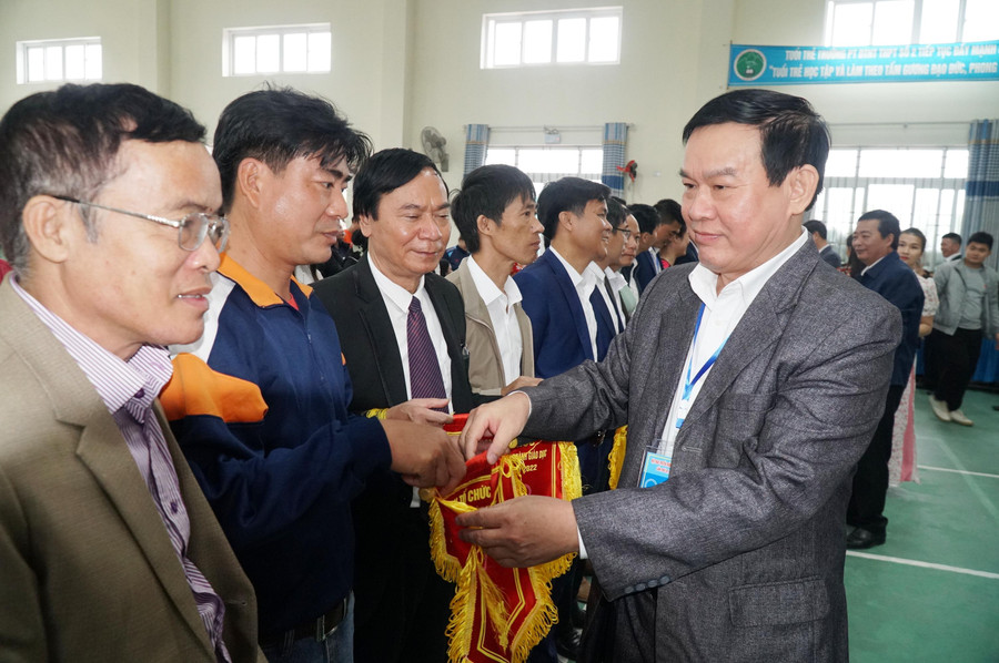 Ban tổ chức trao cờ lưu niệm cho các đội tham gia hội thao. Ban tổ chức trao cờ lưu niệm cho các đội tham gia hội thao.