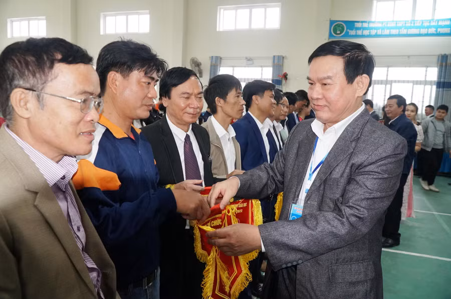 Ban tổ chức trao cờ lưu niệm cho các đội tham gia hội thao.