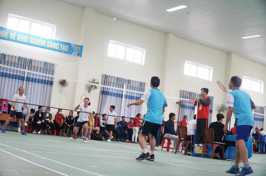 Sau lễ khai mạc diễn ra 3 trận đấu cầu lông, bóng chuyền nam nữ mở màn vòng chung kết. Sau lễ khai mạc diễn ra 3 trận đấu cầu lông, bóng chuyền nam nữ mở màn vòng chung kết.