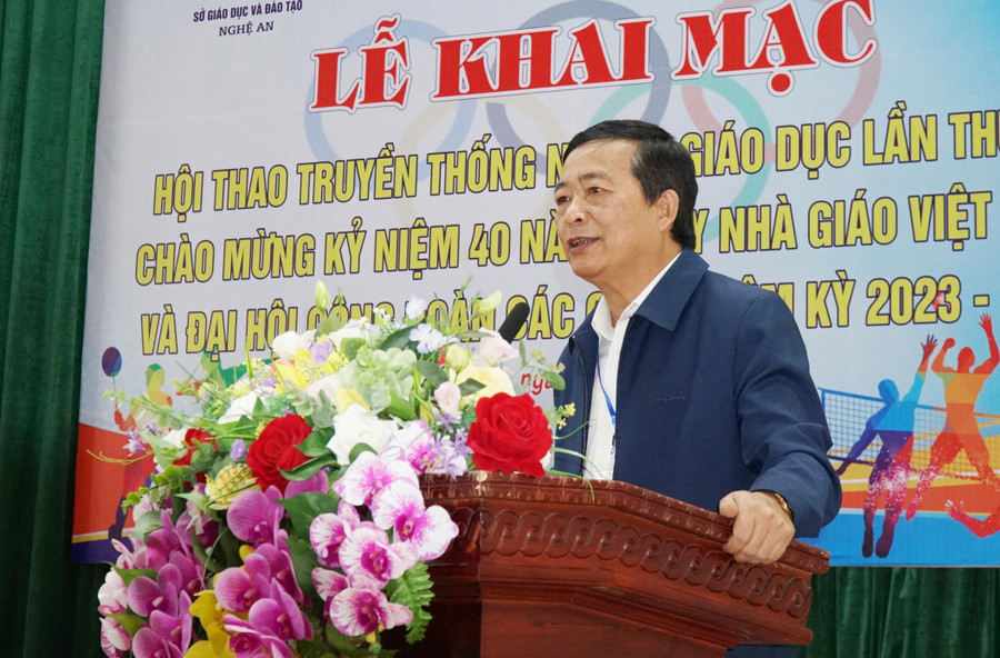 Ông Võ Văn Mai - Phó Giám đốc Sở GD&ĐT Nghệ An phát biểu khai mạc hội thao. Ông Võ Văn Mai - Phó Giám đốc Sở GD&ĐT Nghệ An phát biểu khai mạc hội thao.