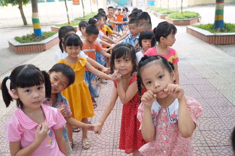 Làm quen với trường lớp mới chỉ mấy ngày, các bạn nhỏ đã bớt rụt rè, tự tin tạo dáng trước ống kính máy ảnh.