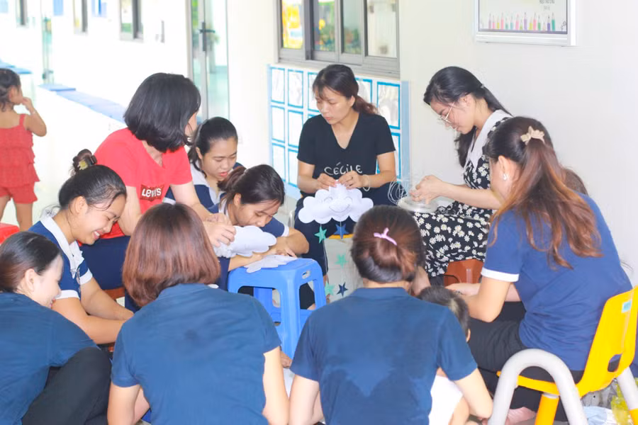 Ở các trường mầm non, giáo viên cũng miệt mài chuẩn bị khâu cuối cùng cho "Ngày hội đến trường" của các bé.