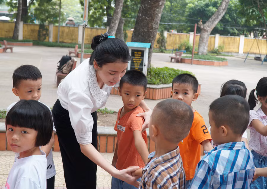 Vừa tạm biệt trường mầm non, các em đều có chút bỡ ngỡ. xen lẫn háo hức Chuẩn bị cho lễ khai giảng, gần 120 thành viên mới được cô giáo hướng dẫn cách xếp thẳng hàng để "bước vào lớp 1".