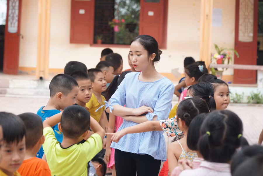 Cô giáo trẻ Phan Thị Huyền (SN 1998) vừa nhận công tác tại Trường Tiểu học Nghi Thu năm học này và được giao chủ nhiệm lớp 2. Trước đó, khi đang là sinh viên năm cuối, do ảnh hưởng của dịch Covid-19, nên thời gian thực tập của cô rút ngắn lại chỉ còn 3 tuần. Dù vậy, cô chia sẻ không quá lo lắng nhiều với nhiệm vụ mới, mà được sự giúp đỡ của lãnh đạo, các thầy cô có kinh nghiệm trong trường. Nhận lớp không lâu, cô đã nắm bắt được tình hình chung của lớp, đặc điểm học sinh từ cô giáo chủ nhiệm trước đó. Bản thân cô cũng háo hức chuẩn bị cho lễ khai giảng chính thức đầu tiên của mình.