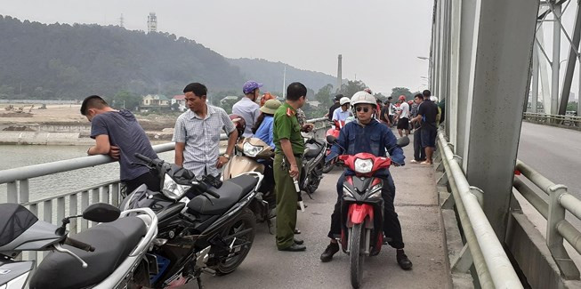 Lực lượng chức năng tổ chức tìm kiếm nạn nhân, phân luồng giao thông trên cầu Bến Thủy Lực lượng chức năng tổ chức tìm kiếm nạn nhân, phân luồng giao thông trên cầu Bến Thủy