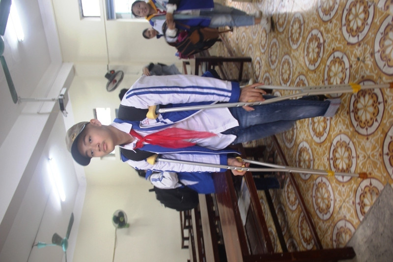 Lê Minh Quang đến lớp bằng đôi nạng