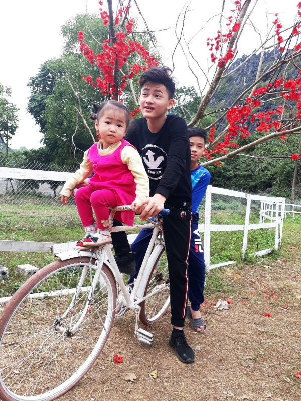 Lê Minh Quang (trước khi chưa bị bệnh) cùng em gái 3 tuổi. (Ảnh do gia đình cung cấp). Lê Minh Quang (trước khi chưa bị bệnh) cùng em gái 3 tuổi. (Ảnh do gia đình cung cấp).