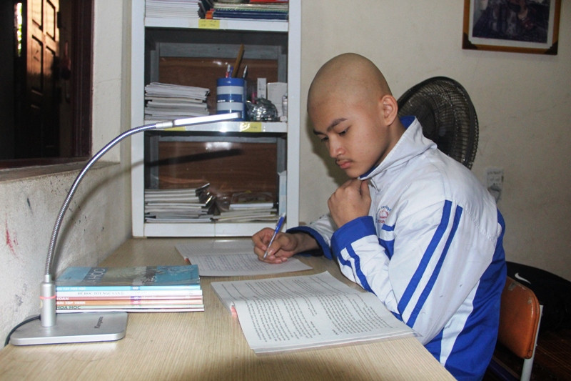 Mặc dù mắc bệnh hiểm nghèo nhưng Lê Minh Quang vẫn rất chăm chỉ học tập.