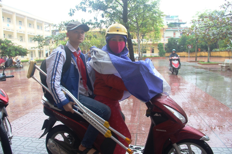 Mất đi chân trái, Quang phải nhờ mẹ đưa đến trường hàng ngày.