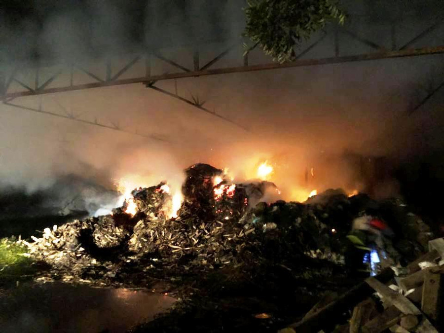 Vụ cháy đã khiến gần 700m2 nhà xưởng bị thiêu rụi.