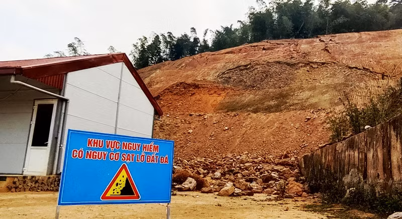 Biển cảnh báo nguy hiểm đã được dựng lên