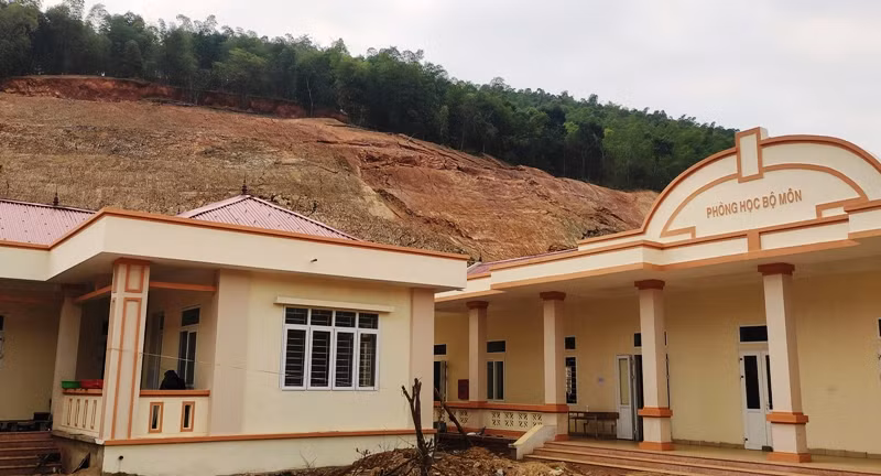 Toàn bộ mái ta luy phía sau ngôi trường đang sụt dần xuống.