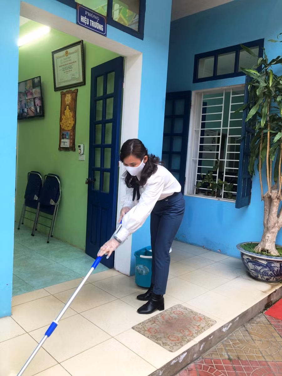 Trường Mầm non Đông Thọ B huy động giáo viên vệ sinh trường, lớp để đón trẻ trở lại trường.