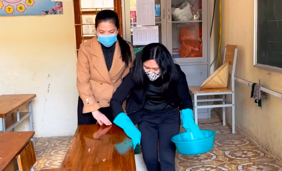 Giáo viên Trường Tiểu học Đông Vệ 1, TP Thanh Hóa làm vệ sinh lớp học.