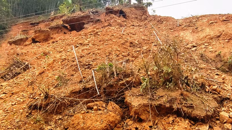 Những khối đất ở trên đỉnh mái ta luy dương có thể sạt xuống bất cứ lúc nào.