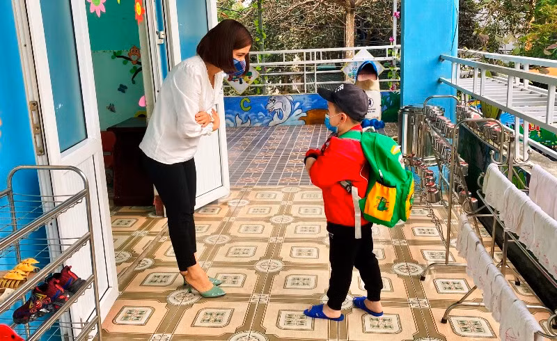 Cô, trò Trường Mầm non Đông Thọ B (TP Thanh Hóa) chào nhau khi vào lớp.