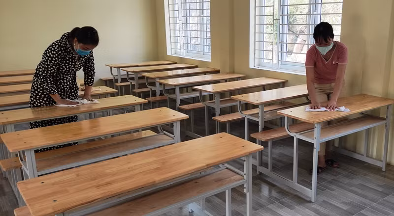 Giáo viên Trường Phổ thông dân tộc bán trú THCS Mường Lý (Mường Lát, Thanh Hóa) vệ sinh lớp học.
