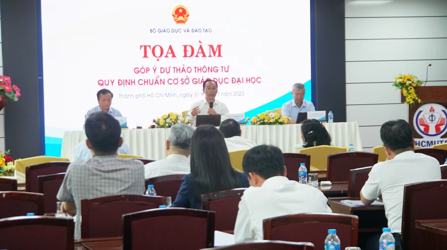 Toàn cảnh tọa đàm góp ý dự thảo Thông tư chuẩn cơ sở giáo dục đại học, chiều 31/7. Ảnh: Mạnh Tùng.