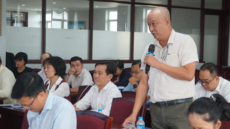 TS Phạm Anh Tuấn, Hiệu trưởng Trường Đại học Kiến trúc Đà Nẵng góp ý dự thảo. Ảnh: Mạnh Tùng TS Phạm Anh Tuấn, Hiệu trưởng Trường Đại học Kiến trúc Đà Nẵng góp ý dự thảo. Ảnh: Mạnh Tùng